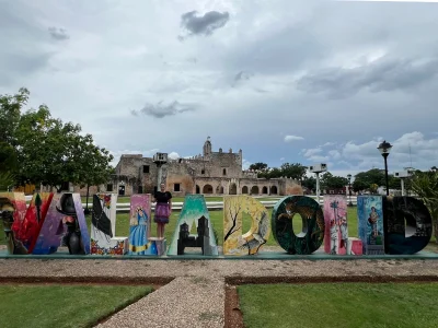 Chrismarie steht vor dem Valladolid-Schriftzug in Mexiko.
