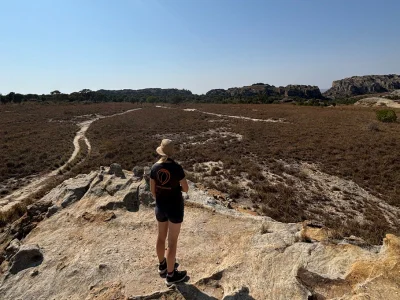 Unser Product Manager für Afrika, Winnie, im Isalo-Nationalpark auf Madagaskar