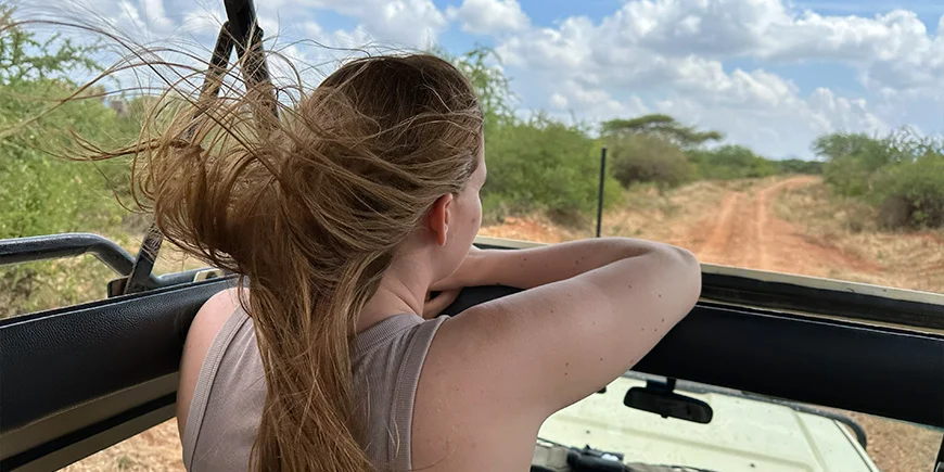 Isabella in einem Safari-Jeep in Kenia