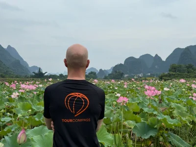 Claus blickt über die Felder in Yangshuo in China.