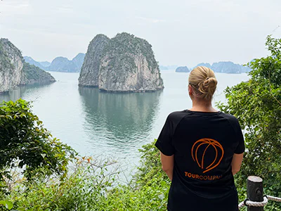 Michelle von TourCompass blickt über die Bai tu Long-Bucht in Vietnam