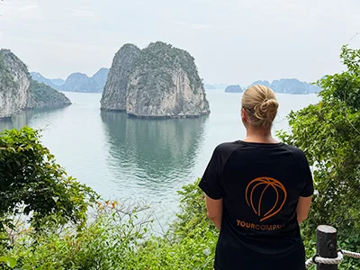 Michelle von TourCompass blickt über die Bai tu Long-Bucht in Vietnam