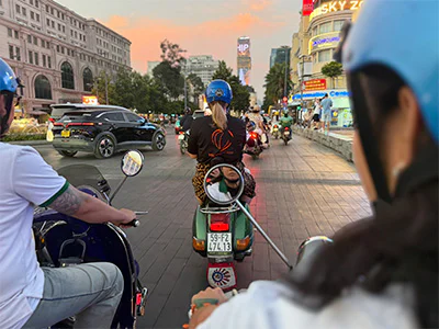 Michelle von TourCompass auf einer Vespa in Ho-Chi-Minh-Stadt