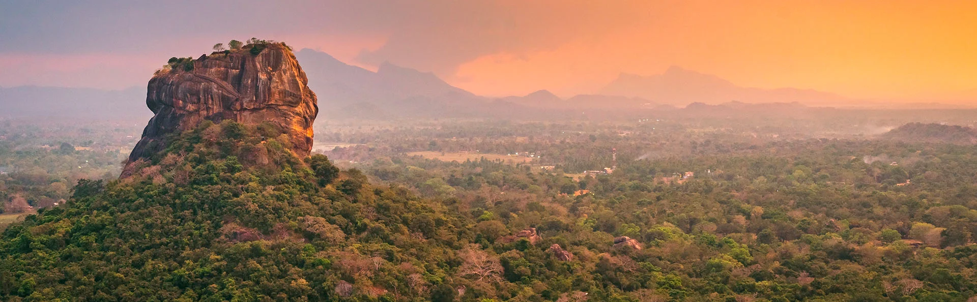 Der Löwenfelsen von Sigiriya erstrahlt im goldenen Licht des Sonnenuntergangs auf Sri Lanka.