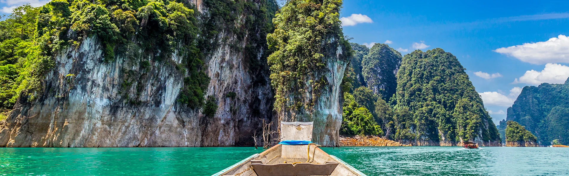 Boot, das auf einem See in Thailand segelt