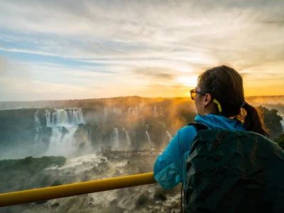 Frauen beobachten den Sonnenuntergang an den Iguazú-Wasserfällen auf der brasilianischen Seite