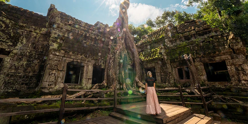 Eine Frau erkundet Angkor Wat in Kambodscha
