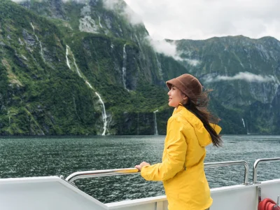 Frau segelt im Milford Sound in Neuseeland