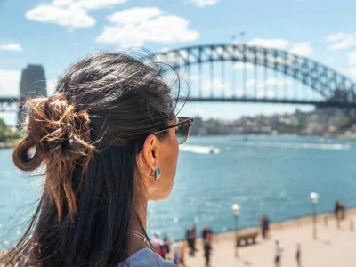 Frau mit Blick auf die Sydney Harbour Bridge in Sydney, Australien