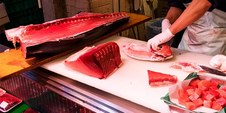 Thunfisch, der auf dem Tsukiji-Fischmarkt in Tokio zerlegt wird