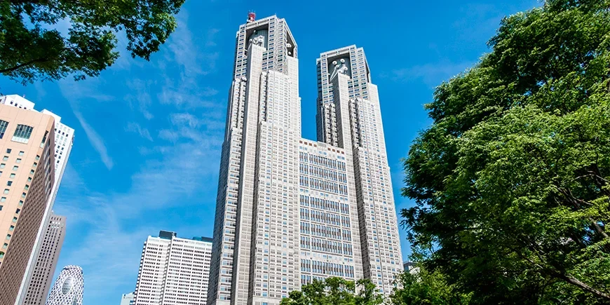 Sonniger Tag am Tokio Metropolitan Government Building
