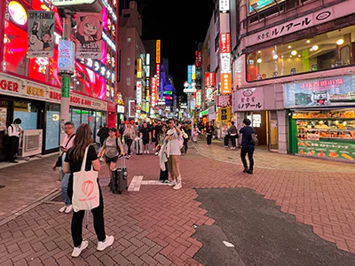 TourCompass-Mitarbeiter erkundet die Umgebung rund um Shibuya