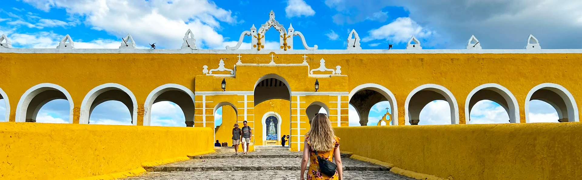 Die wunderschöne gelbe Fassade des Convento de San Antonio de Padua in Izamal, Mexiko