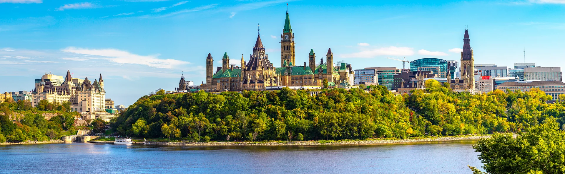 Panoramablick auf das kanadische Parlament und den Fluss in Ottawa an einem sonnigen Tag, Kanada