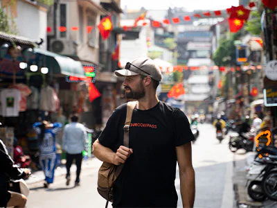 Ein Mann, der eine Straße in Hanoi, Vietnam, entlanggeht