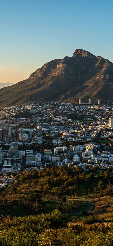 Cape Town von oben, getaucht in das goldene Licht des Sonnenuntergangs