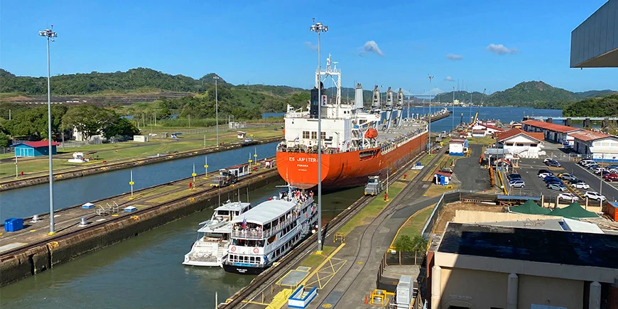 Schiff passiert die Schleusen des Panamakanals