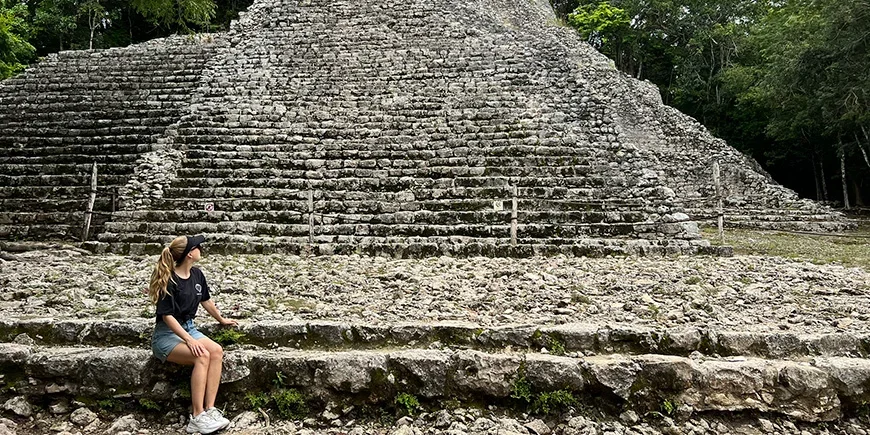 Nadia besucht einige Maya-Ruinen in Mexiko