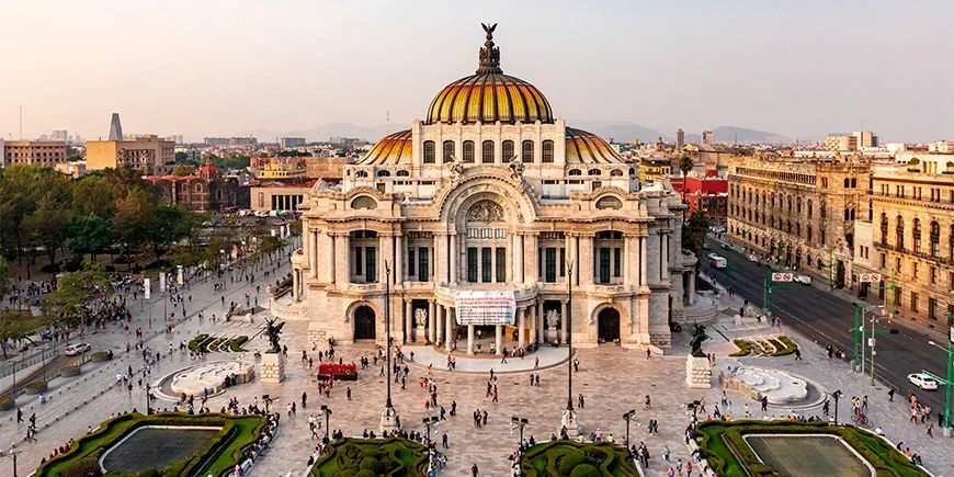 Das wunderschöne Gebäude des Palacio de Bellas Artes in Mexico Stadt