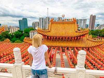 Frau mit Blick auf den Thean-Hou-Tempel in Kuala Lumpur