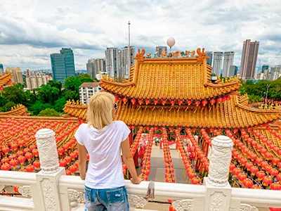 Frau mit Blick auf den Thean-Hou-Tempel in Kuala Lumpur