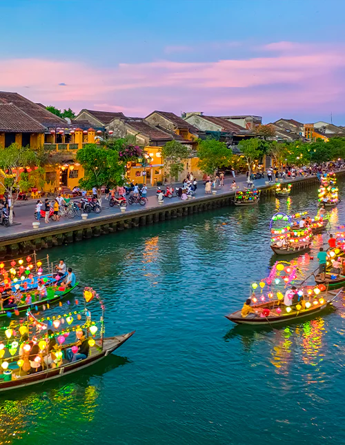 Segelnde Boote in Hoi An, Vietnam