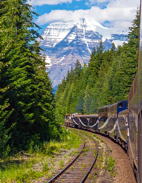Der Gipfel des Mount Robson im Sommer, vom Rocky Mountaineer aus gesehen, während der Zug durch den Mount Robson Provincial Park fährt