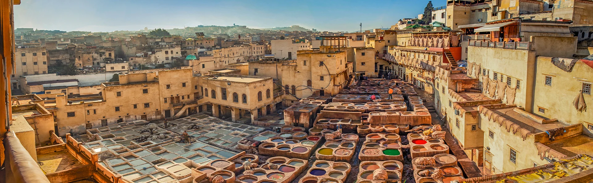 Panoramablick auf die Gerberei in Fès, Marokko