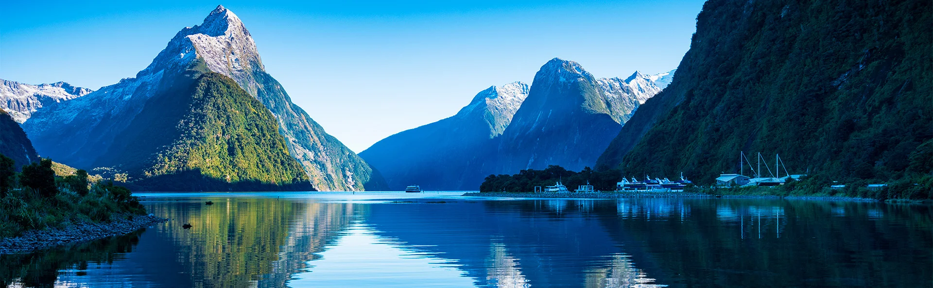Klarer, blauer Himmel am Milford Sound in Neuseeland