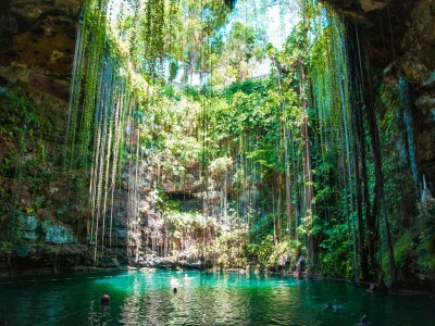 Licht fällt durch die Ik-Kil-Cenote hinab