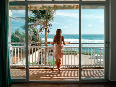 Frau genießt die Aussicht in einem Hotel in Sri Lanka