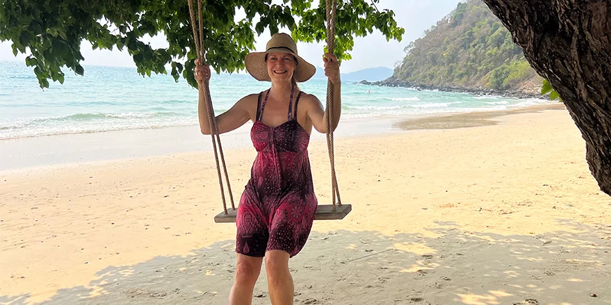 Unsere Kollegin Britta auf einer Schaukel am Strand von Koh Samet