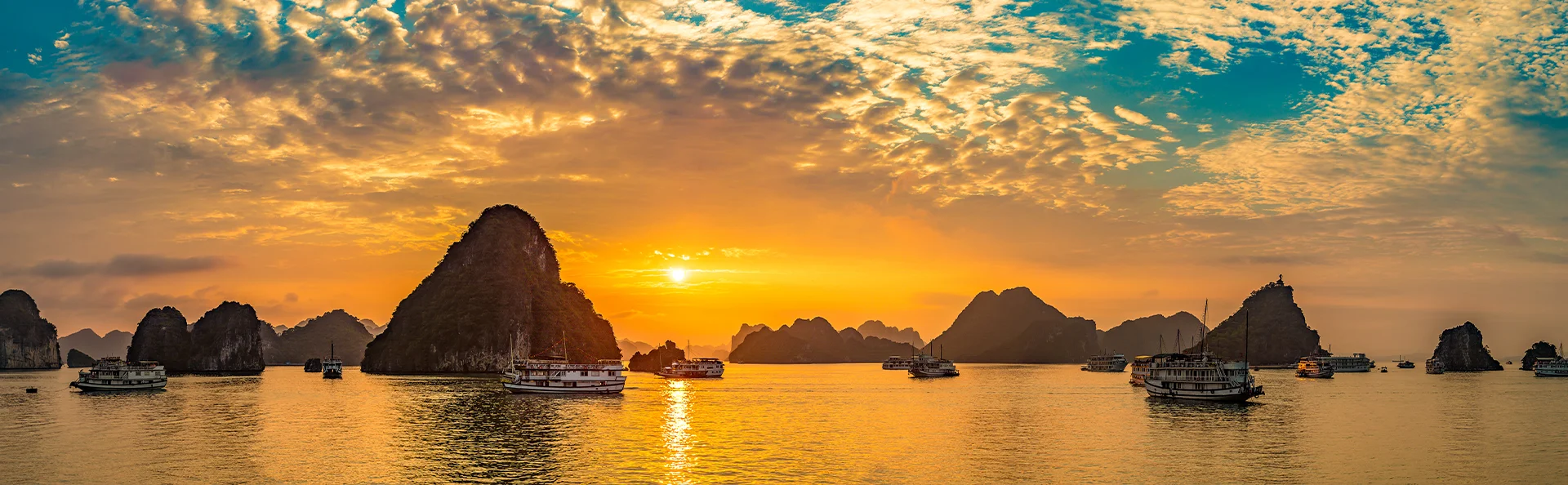 Panorama des Sonnenuntergangs in der Halong-Bucht, Vietnam