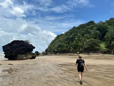 Michelle von TourCompass wandert im Nationalpark Bako auf der Insel Borneo in Malaysia