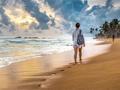 Frau beim Strandspaziergang in Sri Lanka