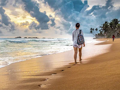 Frau beim Strandspaziergang in Sri Lanka