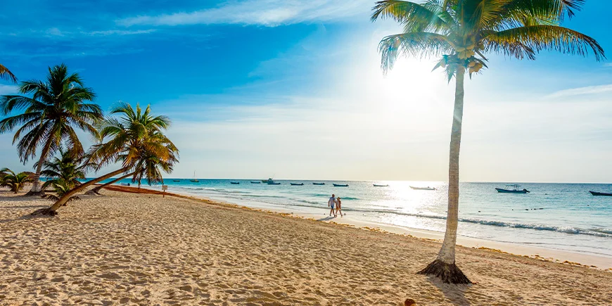 Paar spaziert am Playa Paraiso bei Tulum in Mexiko