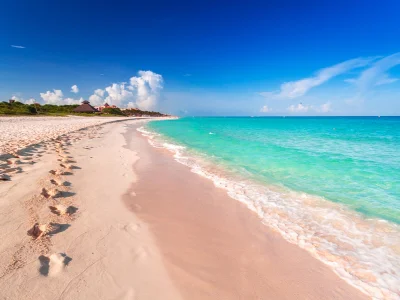 Fußspuren im Sand am Playa del Carmen