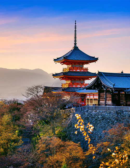 Sonnenuntergang über dem Kiyomizu-Tempel in Kioto, Japan