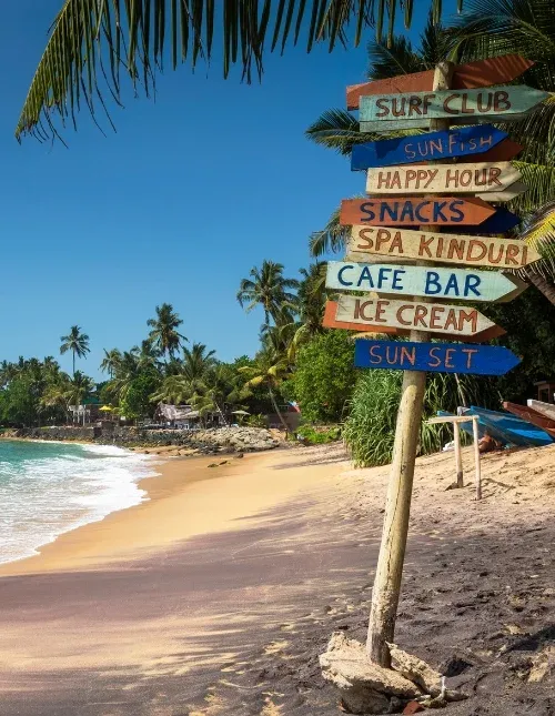 Farbenfrohes Holzschild am Strand von Mirissa in der Südprovinz Sri Lankas