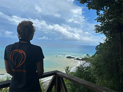 Meike blickt über das Wasser im Corcovado-Nationalpark