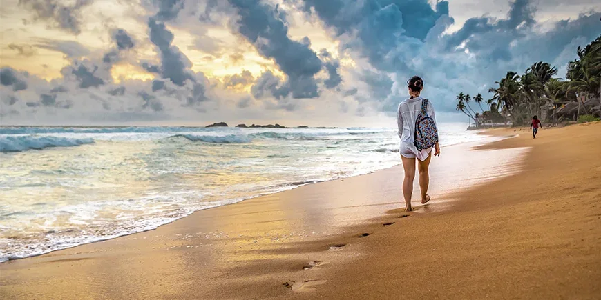 Frau beim Strandspaziergang in Sri Lanka