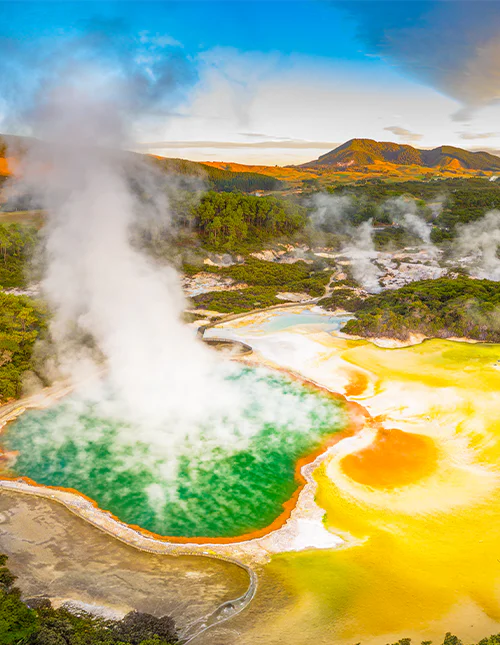 Ein farbenprächtiges geothermales Schutzgebiet mit heißen Schwefelquellen auf der Nordinsel Neuseelands.