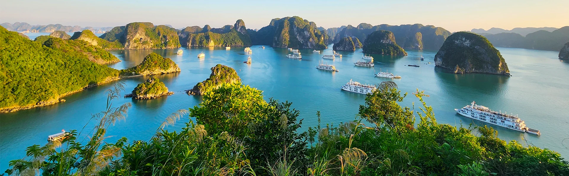 Die Inseln der Halong-Bucht im Norden Vietnams