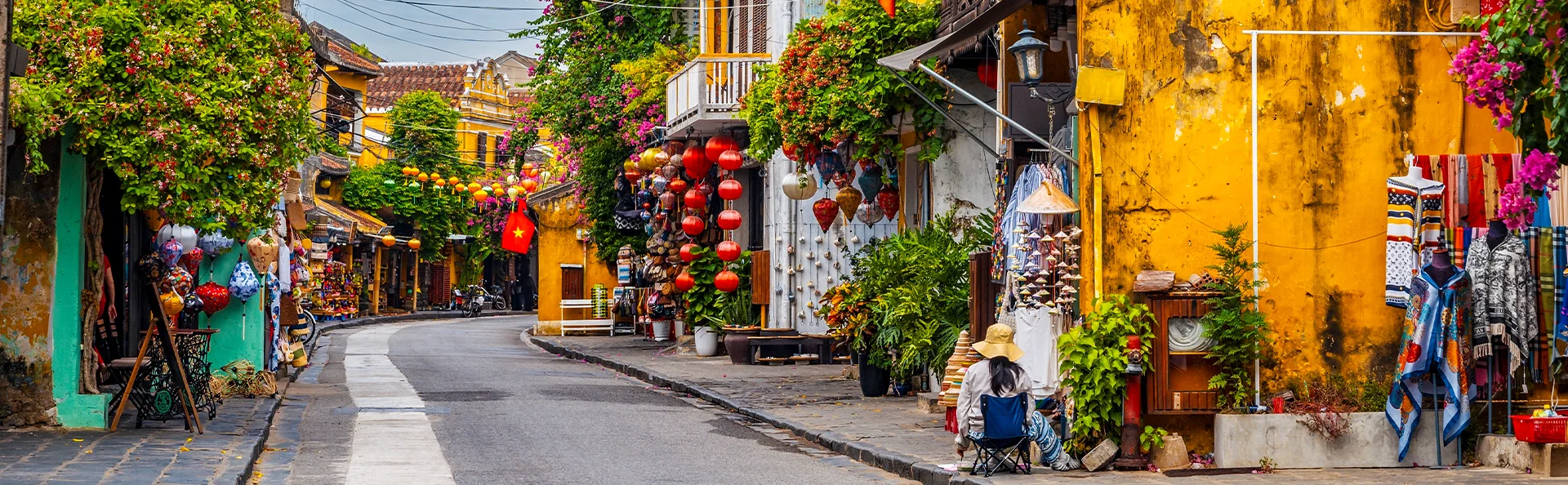 Historische gelb gestrichene Häuser und Gebäude in der Altstadt von Hoi An in Vietnam