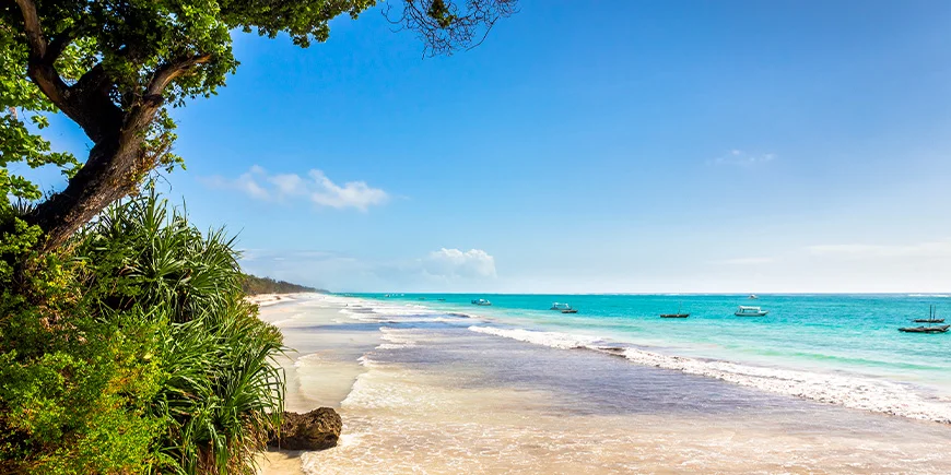 Der wunderschöne Diani Beach an der Küste Kenias