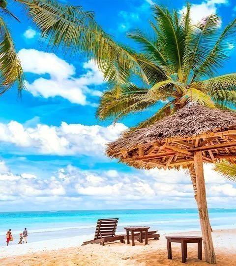 Tropischer Strand in Mombasa mit Palmen und türkisfarbenem Wasser