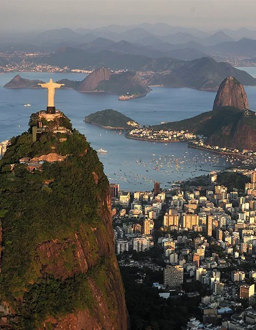 Die Christusstatue in Rio de Janeiro, Brasilien, mit Blick über die Stadt