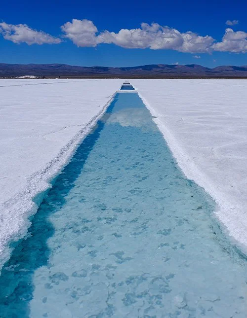 Zaun im Wasser auf dem Salzsee