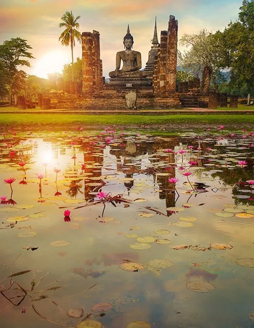 Sonnenuntergang am Buddha und am Lotusteich